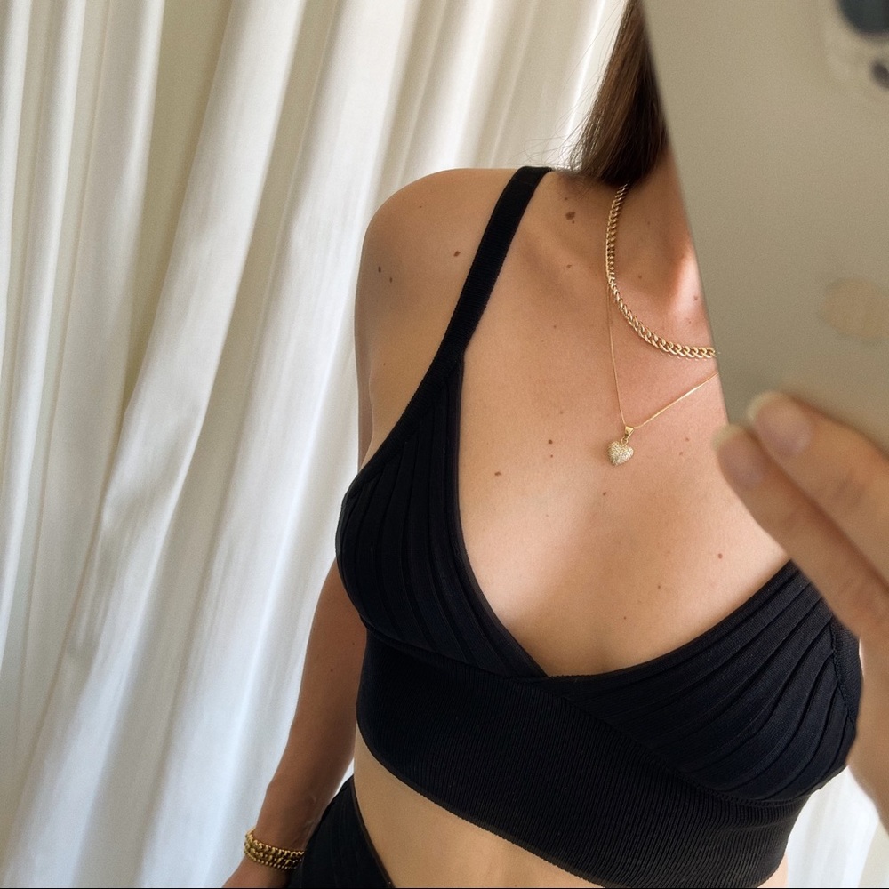 THE BLACK BRA - Picture 2 of 8